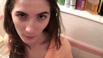 大胸部的女儿和继父一起戒烟