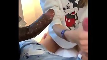 穿着内衣的妻子在高清...