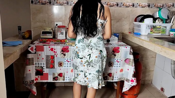 继母在做饭时被激起,被继女操了
