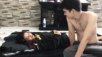 大阴蒂少女接受美味的...