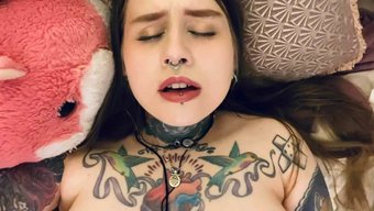 熟女在这个热辣的视频...