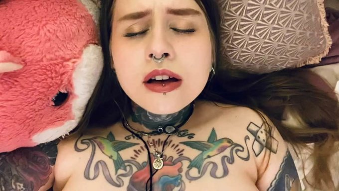 熟女在这个热辣的视频中被舔和操她的阴部