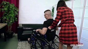丰满的女友勾引她的残...