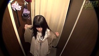亚洲女孩在更衣室里被...