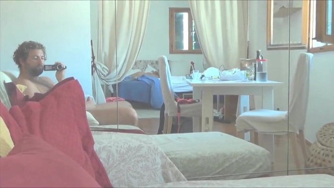 在威尼斯的火辣性爱,带有变态的扭曲。