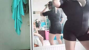 亚洲美女在树林里被吸...