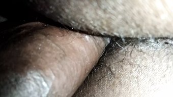 狂欢派对和女孩在公共...