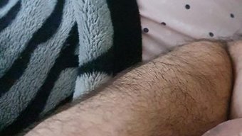 黎巴嫩宝贝的乳头从衬...