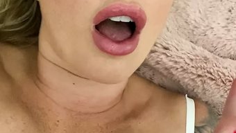 看我用特写镜头撸管时射出来