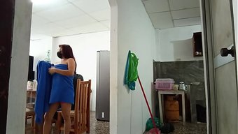 我的继姐拿着毛巾走路...