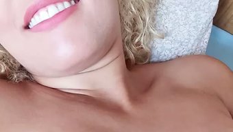 金发女友的自然美景展示