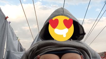 美丽的丰满女人为镜头...