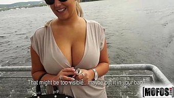 与性感熟女的公共接送...