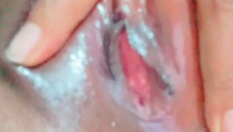 和一个美丽的18岁女...