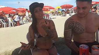 美国美女被她的纹身阴茎吸吮