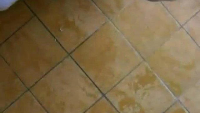激烈的面部操和混乱的射精在业余阳台上