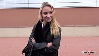 金发美女在货车里被大...