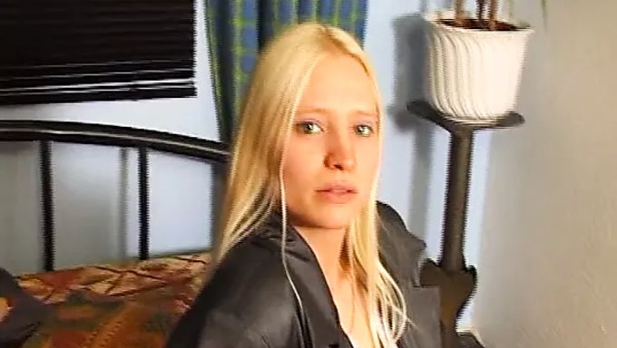 纹身少女在镜头前口交和自我愉悦