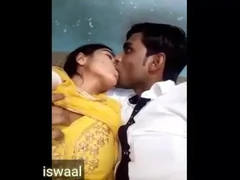 印度婆婆在车里进行粗暴性爱