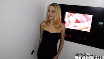 小胸部的荣耀洞美女吸...