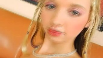 小胸部的德国少女口中...