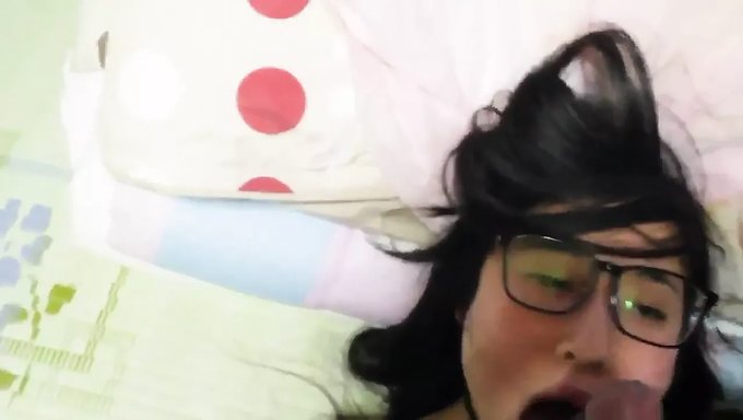 亚洲女孩给了一个惊人的口交