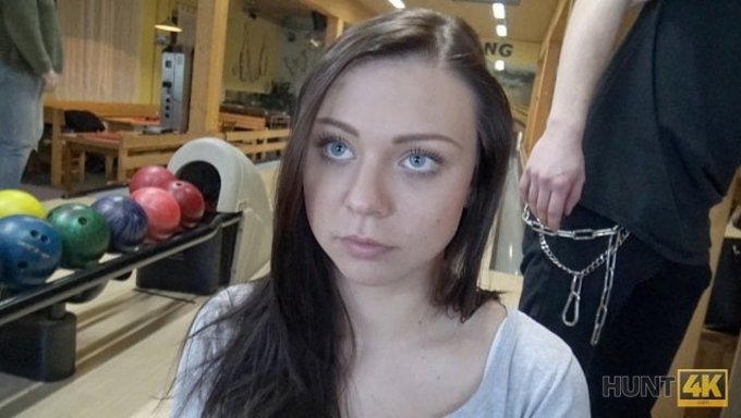 年轻的欧洲男人想卖掉他的诱惑女友奥内拉·摩根。