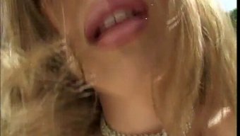 穿着丝袜的成熟熟女被...