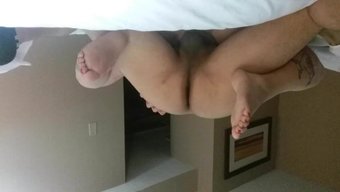 在旅馆房间里和继母偷情