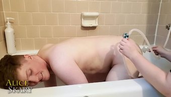 女主人的肛交游戏,她的顺从