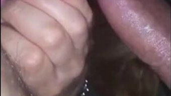 胸部丰满的金发女郎给...