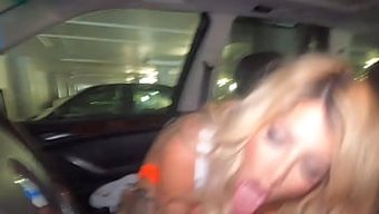 大胸部的拉丁美女在车...
