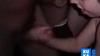 小巧的短发美女在剧院...