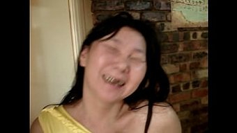 尿液玩弄美丽的宝贝和大鸡巴