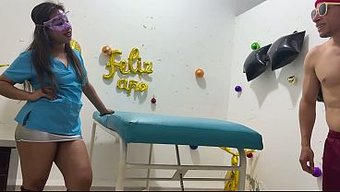 医生检查了女孩,用新...
