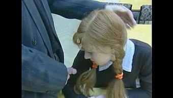 俄罗斯女学生变得淘气