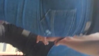 印度美女穿着牛仔裤展...