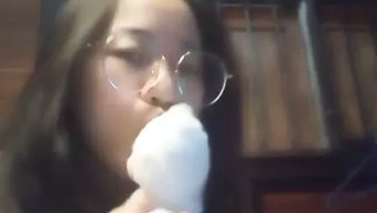 棕色头发的亚洲女孩在...