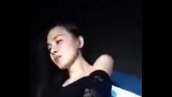 看一个中国女孩在酒吧...