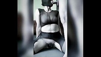 业余爱好者接受巨大的玩具