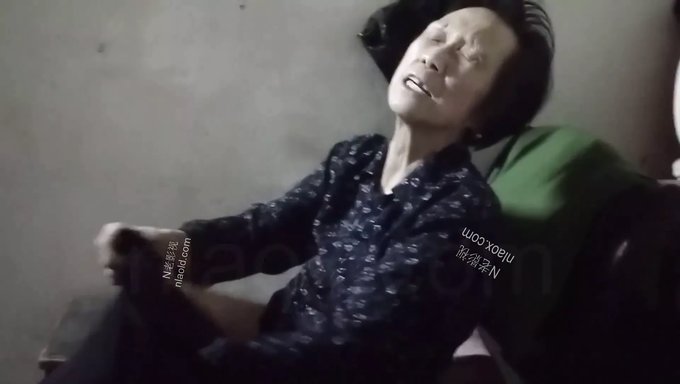 亚洲奶奶在自制视频中变得淘气