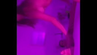 欧洲少女享受性玩具