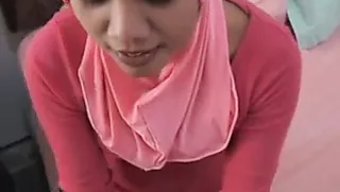 阿拉伯美女深深地接受了它