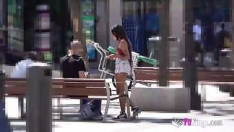 害羞的女孩在街上勾引...