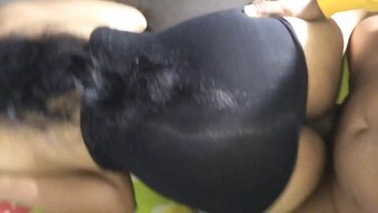 成熟的亚洲母亲被她的...