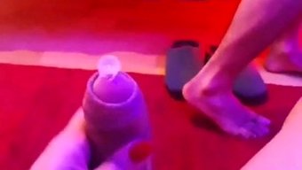 业余底部男孩享受来自...