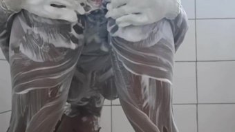 性感少女的感性浴室会话
