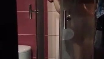 棕发美女在淋浴间被操