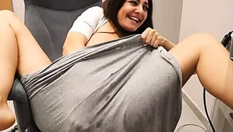 巨乳和大乳头:终极自慰体验