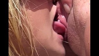穿着内衣的诱人女人沉...